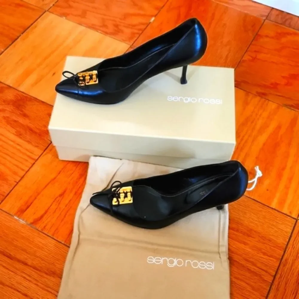Sergio Rossi chocolate brown leather pointed toe heels with gold tone logo sz 38